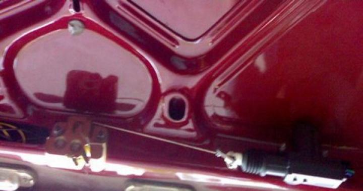 Installation of the drive of the trunk lock on the VAZ Classic