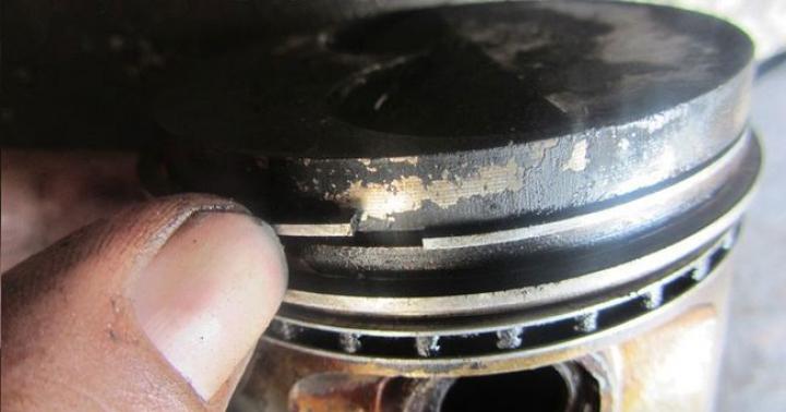 When the engine smokes, how can you tell whether the rings or caps are giving away the problem?